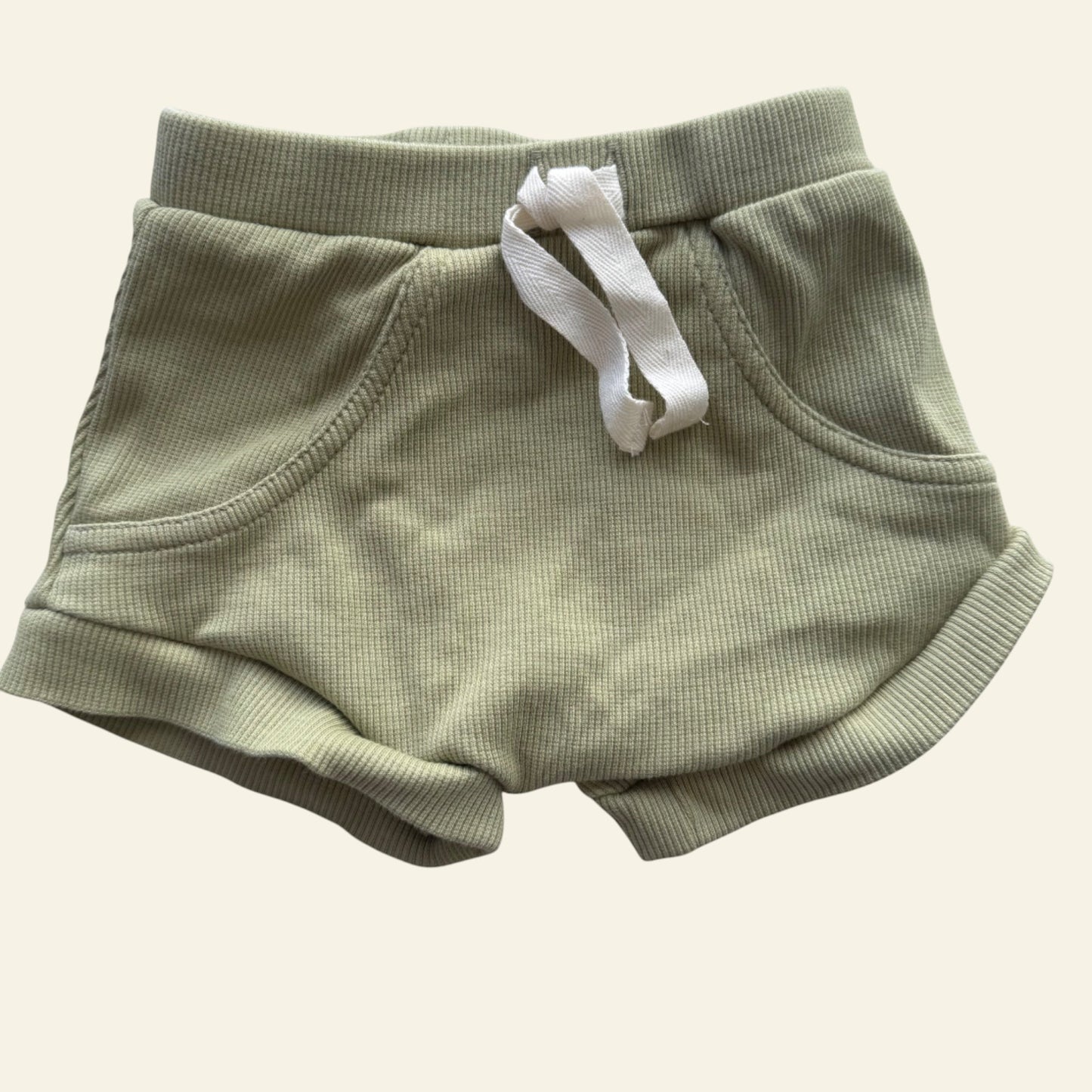 Snuggle Hunny organic green shorts size 000