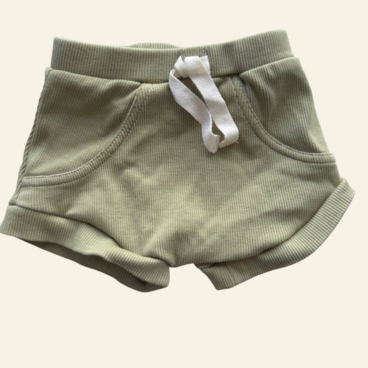 Snuggle Hunny organic green shorts size 000