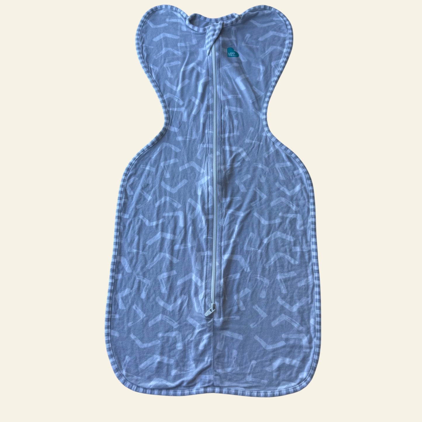 Love to Dream grey arrow swaddle size M (0.2 TOG)