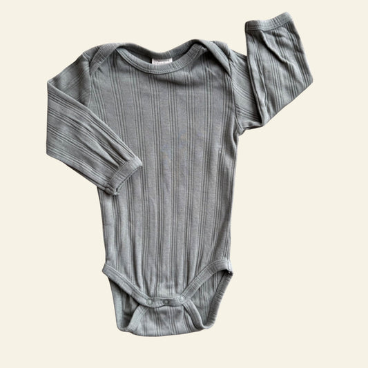 Nature Baby green bodysuit size 00